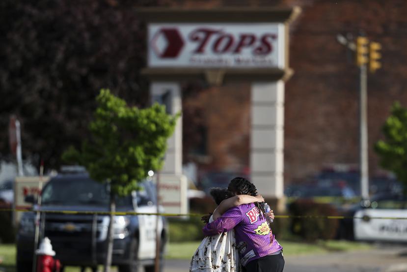 Un par de personas se abraza afuera del supermercado donde se registró un tiroteo el sábado, 14 de mayo de 2022, en Buffalo, Nueva York.