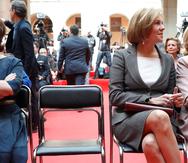 La vicepresidenta del Gobierno, Soraya Sáenz de Santamaría (izquierda), y la secretaria general del PP y ministra de Defensa, María Dolores de Cospedal (derecha) en la Real Casa de Correos de Madrid. (EFE)