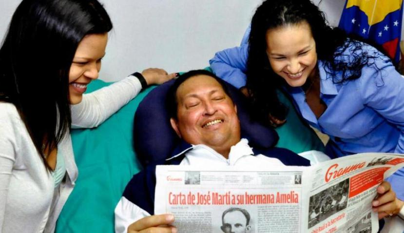 Hugo Chávez junto a su hija María Gabriela cuando estaba enfermo. (AP)
