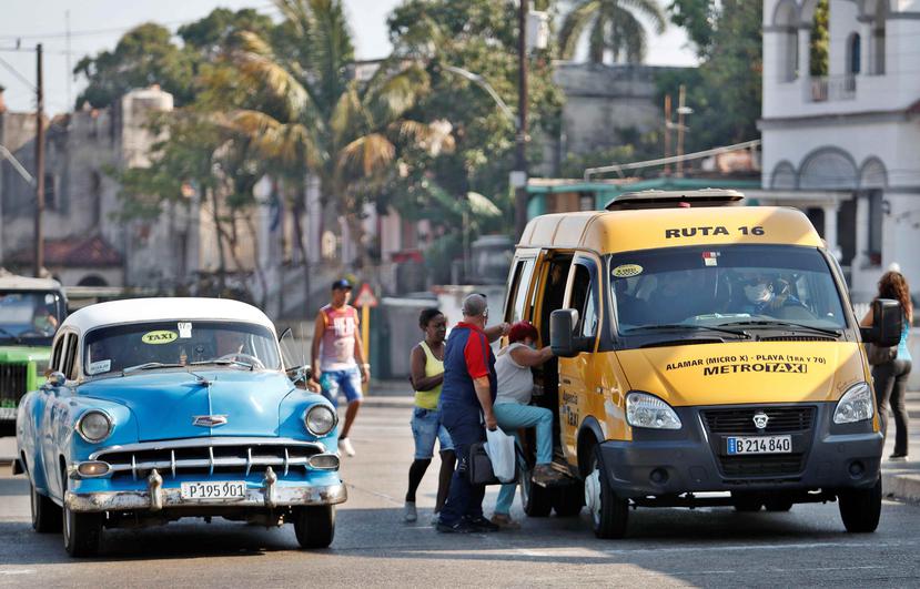 Varias personas abordan un ómnibus de transporte público, este martes, en La Habana (Cuba). (AP)