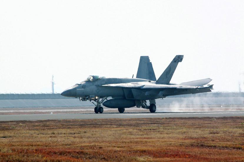 Un avión multirol F/A-18 aterriza en la base Iwakuni en Japón. (EFE)