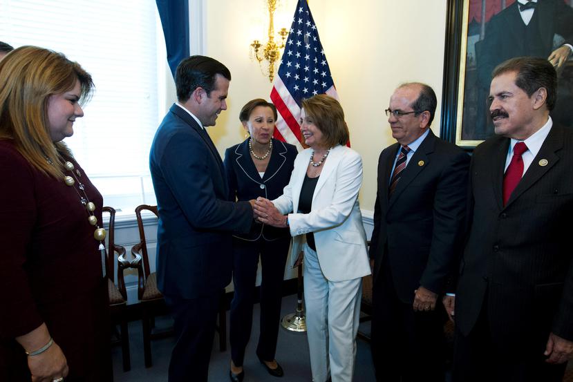La líder demócrata Nancy Pelosi saluda al gobernador Ricardo Rosselló en esta foto de archivo. Observa, la congresista puertorriqueña Nydia Velázquez. (GFR Media)
