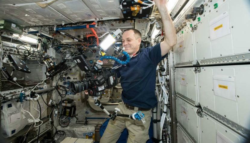 El astronauta de la NASA Ricky Arnold, filma en la Estación Espacial Internacional el 3 de octubre de 3018, con una cámara Helium 8K. (NASA)