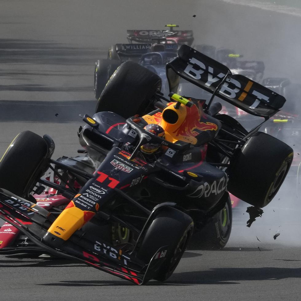El piloto mexicano Sergio Pérez (primer plano) estrella su Red Bull contra el Ferrari de Charles Leclerc.