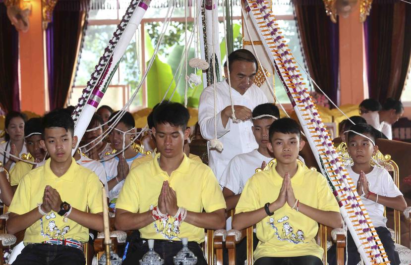 Los niños rescatados recientemente en una cueva en Tailandia, cuando asistían a un templo budista en el distrito Mae Sai, provincia Chiang Rai, norte de Tailandia. (AP)