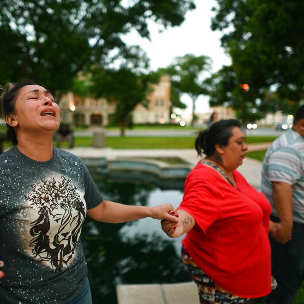 Kladys Castellón reza durante una vigilia por las víctimas del tiroteo en al Escuela Primaria Robb, en Uvalde, Texas, el 24 de mayo de 2022.