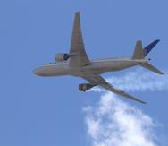 Esta fotografía del sábado, muestra el vuelo 328 de United Airlines mientras se acercaba al Aeropuerto Internacional de Denver tras presentar una "falla en el motor derecho" poco después de despegar.