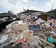 Escombros se apilan en una acera luego que residentes despejan sus casas inundadas tras el paso del huracán Ida en LaPlace, Luisiana.