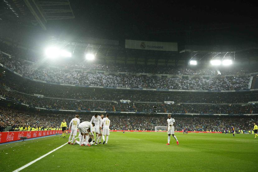 En foto del 1 de marzo del 2020 los jugadores del Real Madrid celebran luego que Mariano Diaz anotó el segundo gol del equipo en la victoria 2-0 ante el Barcelona por la Liga española. (AP)