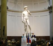 En una foto de archivo, se puede observar la enorme estatua y joya del Renacimiento, el "David" de Miguel Ángel, en exhibición permanente en el museo Galleria dell'Accademia, en Florencia, Italia. Abajo, a aparecen la canciller alemana Angela Merkel, izquierda, y el primer ministro italiano Matteo Renzi, en una conferencia de prensa el 23 de enero de 2015.