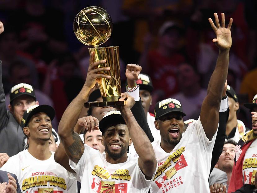 Kawhi Leonard levanta el trofeo de campeonato de la NBA. (AP)