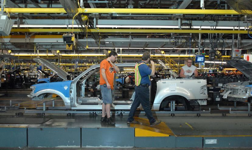Los fabricantes de autos se habían resistido a cerrar fábricas debido a los ingresos que les genera el envío de vehículos a los concesionarios. (AP)