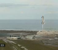 En esta imagen tomada de un video difundido por SpaceX, se ve a una de las naves prototipo Starship de la compañía en su aterrizaje luego de una prueba en Boca Chica, Texas.