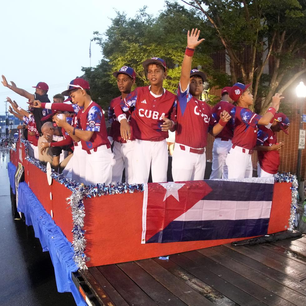 El equipo de Cuba en la Serie Mundial de Pequeñas Ligas durante el desfile de presentación en las calles de Williamsport, Pennsylvania, el lunes 14 de agosto de 2023. (AP Foto/Gene J. Puskar)