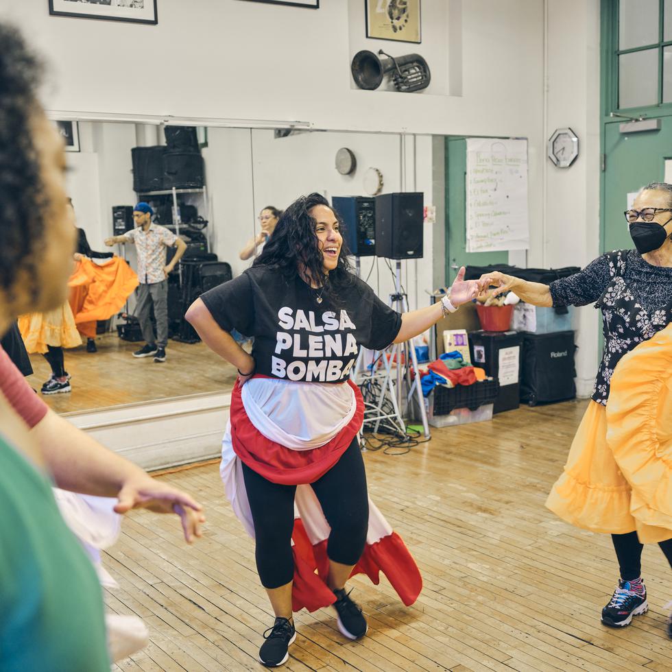 LeAna López, ofrece clases de baile de bomba y plena en East Harlem como parte de los talleres que promueve la fundación cultural Los Pleneros de la 21.
Foto: Chris Gregory
