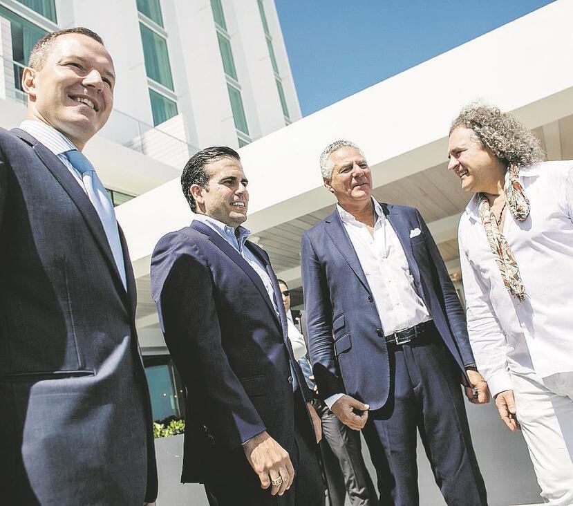 Desde la izquierda: Pierre-Alex, Maillard, gerente general de Serafina Beach Hotel; el gobernador Ricardo Rosselló; y dos de los socios propietarios del nuevo proyecto, Vittorio Assaf y Fabio Granato. (Suministrada)