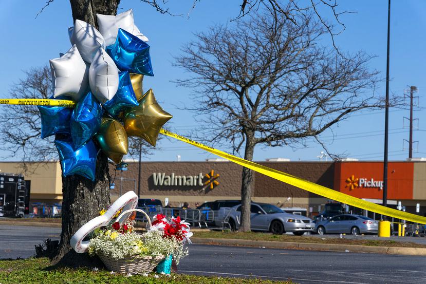 Flores y globos han sido colocados en el Walmart donde ocurrió el tiroteo.
