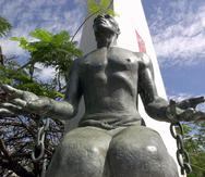 Estatua de un negro con las cadenas rotas, como símbolo de la liberación de los esclavos, en el Parque de la Abolición en Ponce.
