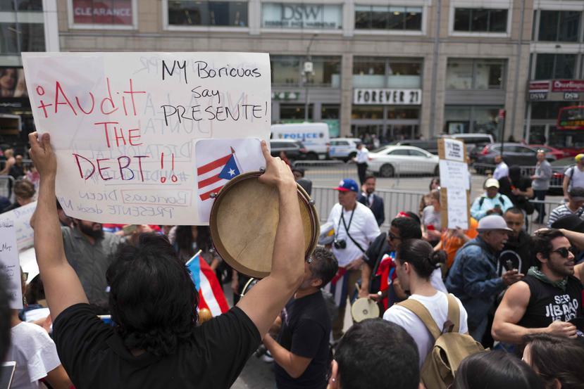 Los manifestantes se congregaron con pancartas alusivas a la auditoría de la deuda y a favor de la lucha de los estudiantes de la Universidad de Puerto Rico.