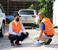 El Secretario del Departamento de Asuntos del Consumidor (DACO), Edan Rivera Rodríguez (izquierda), junto a uno de los inspectores durante la inspección a las gasolineras.