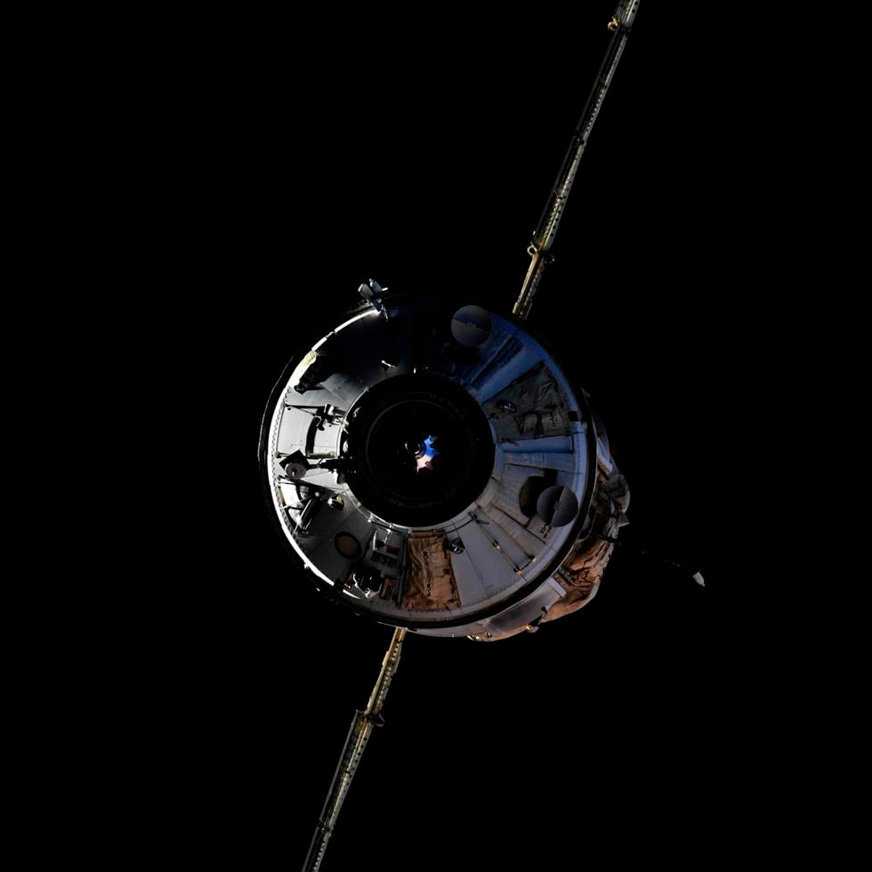 En esta foto tomada por el cosmonauta ruso Oleg Novitsky se ve el laboratorio espacial Nauka antes de acoplarse con la Estación Internacional.