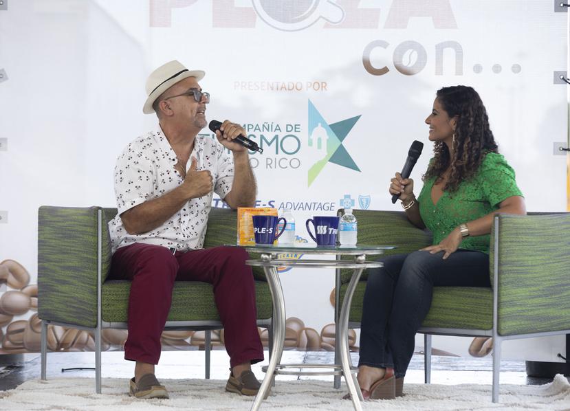 José Raúl Marrero, fundador de Los Cantores de Bayamón, quien es entrevistado por la reportera Shakira Vargas Rodríguez durante la sección "Un Cafecito en la Plaza con...".