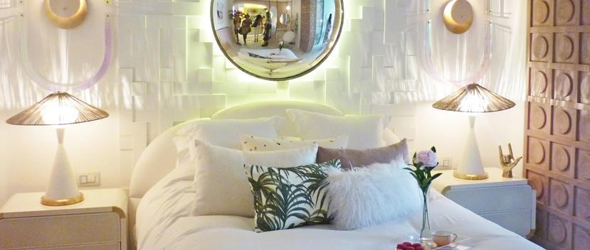 El blanco es el color estrella de un concepto de vivienda abierto, en el que el comedor parece adentrarse en el dormitorio. (Agencia EFE)