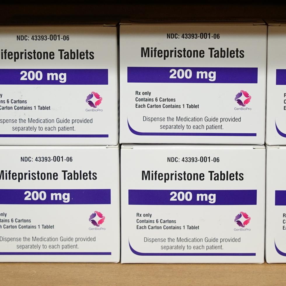 Cajas del medicamento abortivo Mifepristona permanencen en un anaquel en el Centro de la Mujer de Alabama Occidental.