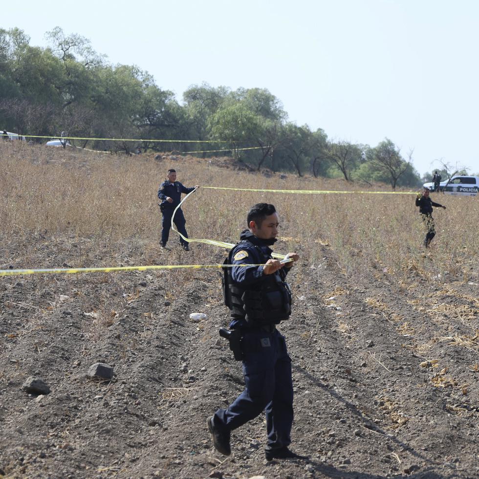 La policía acordona el área donde voluntarios dijeron que habían encontrado un crematorio clandestino en Tláhuac, en las afueras de la Ciudad de México.