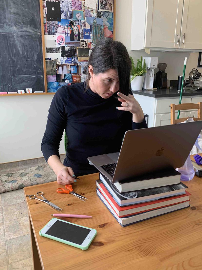 Una fotografía cortesía de Matt Siefker muestra a Erin Griffith cortando su propio fleco, con la asesoría en línea de una estilista, en San Francisco, el 9 de abril de 2020. (Matt Siefker vía The New York Times)