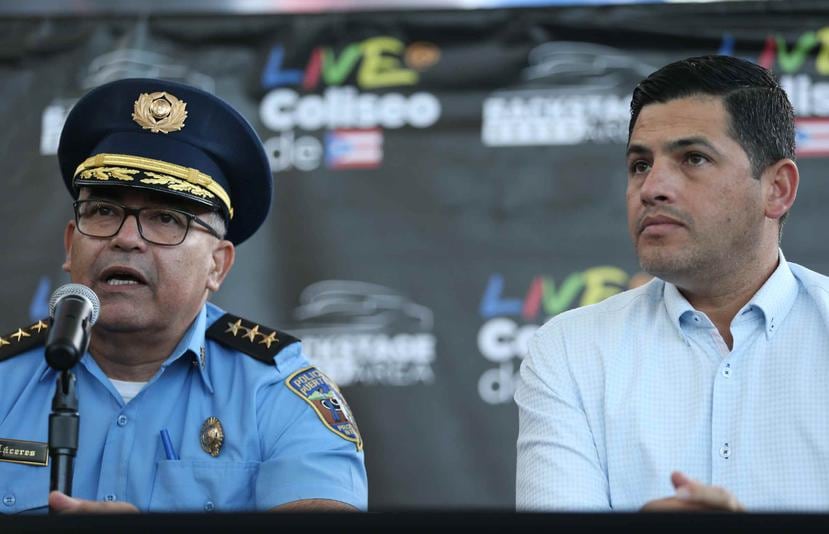 El comandante de área de San Juan, Juan Cáceres (izquierda) y el gerente general del Coliseo de Puerto Rico, Eduardo Cajina, durante la conferencia de prensa para anunciar el plan de tránsito y seguridad para diciembre.