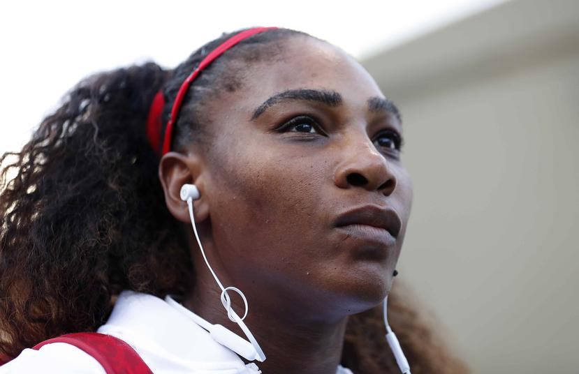 En esta foto del martes 31 de julio de 2018, Serena Williams ingresa en la cancha antes del partido ante la británica Johanna Konta, durante el torneo de San José, California. (AP)