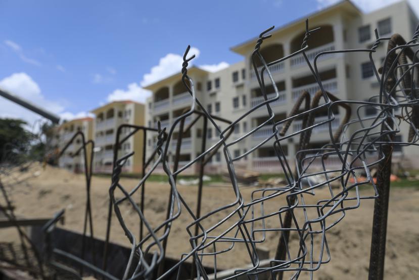 La construcción en el condominio Sol y Playa, en la playa Los Almendros, en Rincón, está paralizada desde agosto pasado por orden de la Junta de Planificación.