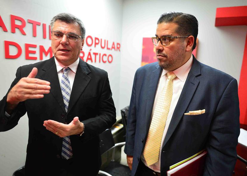 El secretario del PPD y alcalde de Isabela, Carlos "Charlie" Delgado Altieri, encabezó el emplazamiento al PNP. En la foto junto a Tatito Hernández.  (GFR Media)