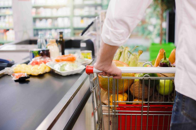 Al visitar el supermercado, debes tomar las medidas necesarias para garantizar tu salud y la salud de as demás personas. (Shutterstock)