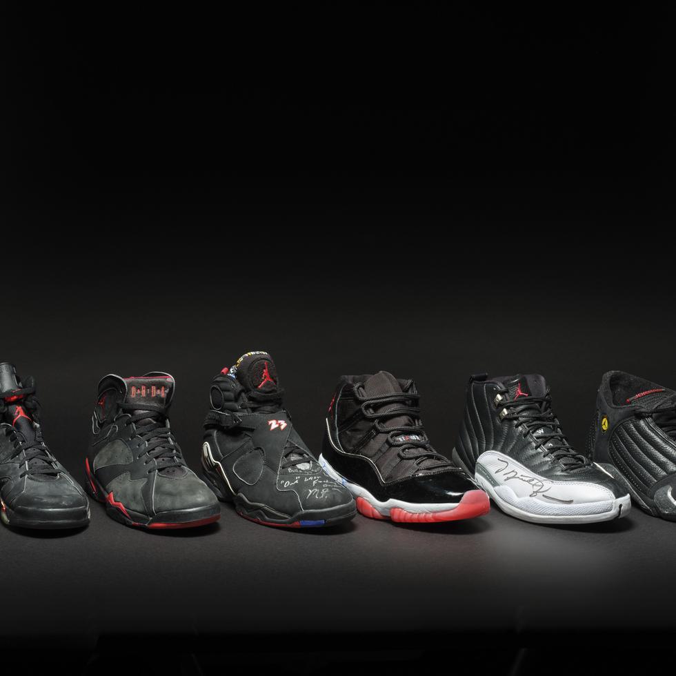 Esta imagen distribuida por Sotheby's muestra una colección de zapatos deportivo que usó Michael Jordan al conquistar seis títulos de la NBA con los Bulls de Chicago.
