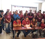 Javier Córdova, vicepresidente de la APPU (sentado al centro), anunció hoy la radicación de la querella ante la Comisión de Derechos Civiles de Puerto Rico. (Suministrada)