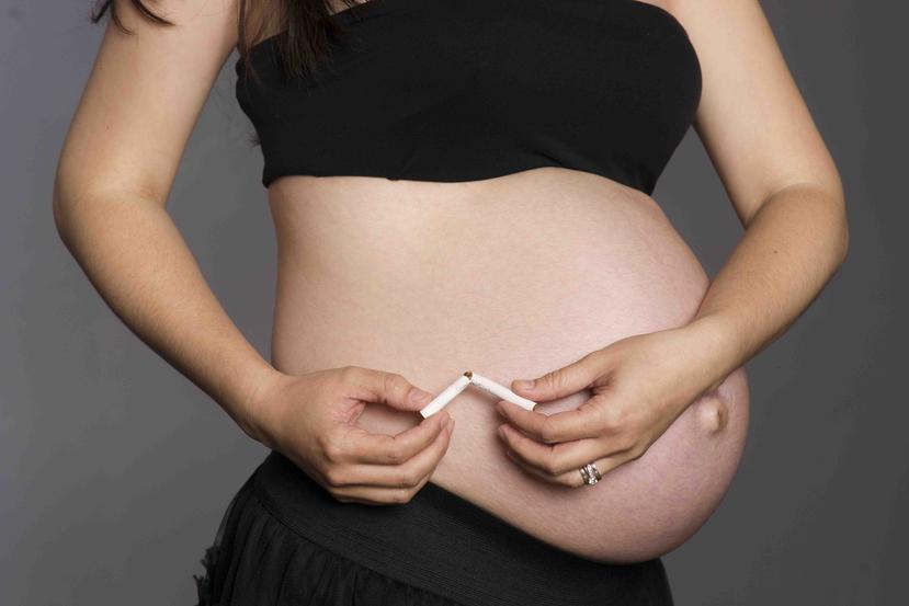 El hábito de fumar en las embarazadas también se relaciona al riesgo de parto prematuro, problemas respiratorios en el bebé y hasta la muerte súbita.