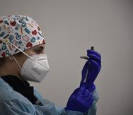 Una enfermera en España prepara una jeringuilla para administrar una dosis de la vacuna contra el COVID-19 desarrollada por Pfizer.