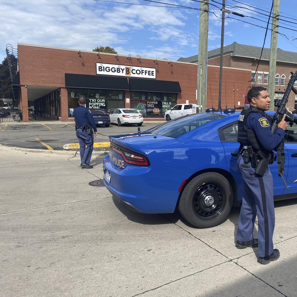 El personal policial trabaja en la escena de un tirador activo en Dearborn, Michigan.