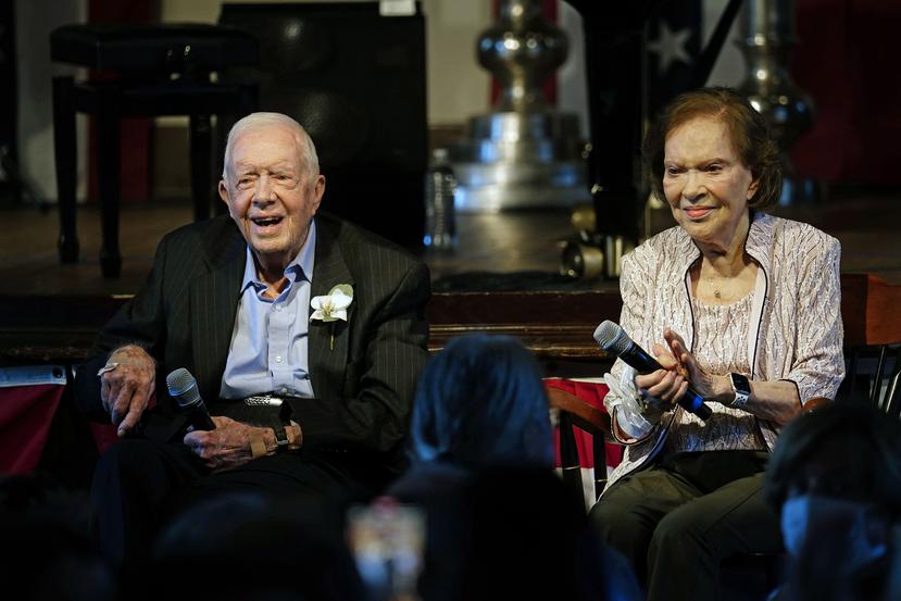 El expresidente Jimmy Carter y su esposa Rosalynn se sientan juntos durante un evento para celebrar su 75to aniversario de bodas, el sábado 10 de julio de 2021, en Plains, Georgia.