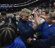 El dirigente de los Warriors Steve Kerr es felicitado por los aficionados de Boston tras ganar el campeonato de la NBA.