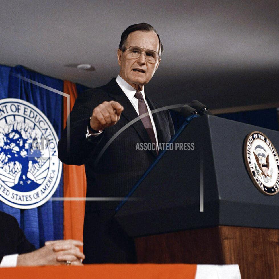 El secretario de Educación de Estados Unidos, el doctor Lauro Cavazos, escucha al presidente electo George H. Bush durante un discurso en un foro del Departamento de Educación el 18 de enero de 1989 en Washington.