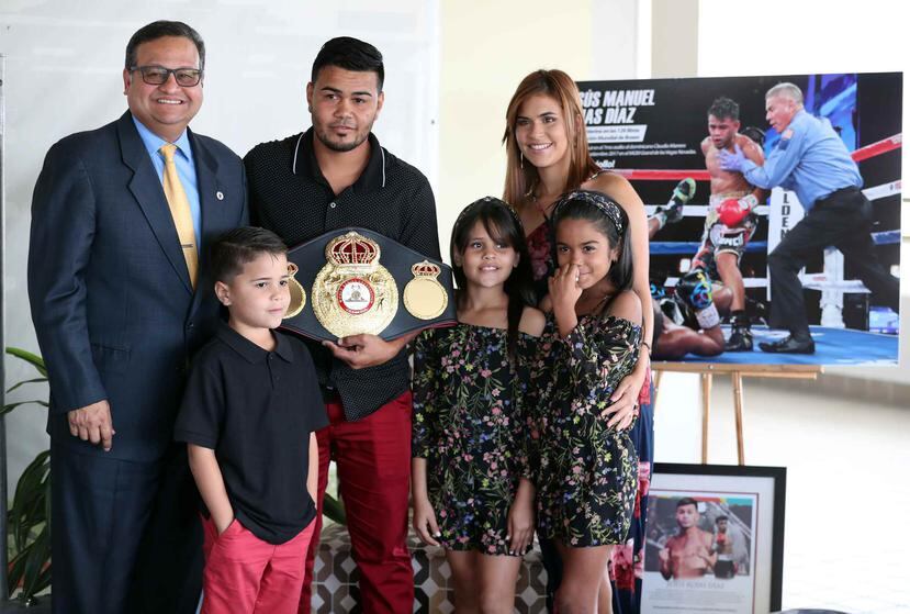 Tras cinco meses de espera, Jesús Rojas recibió ayer su faja de campeón mundial interino de las 126 libras de la AMB.