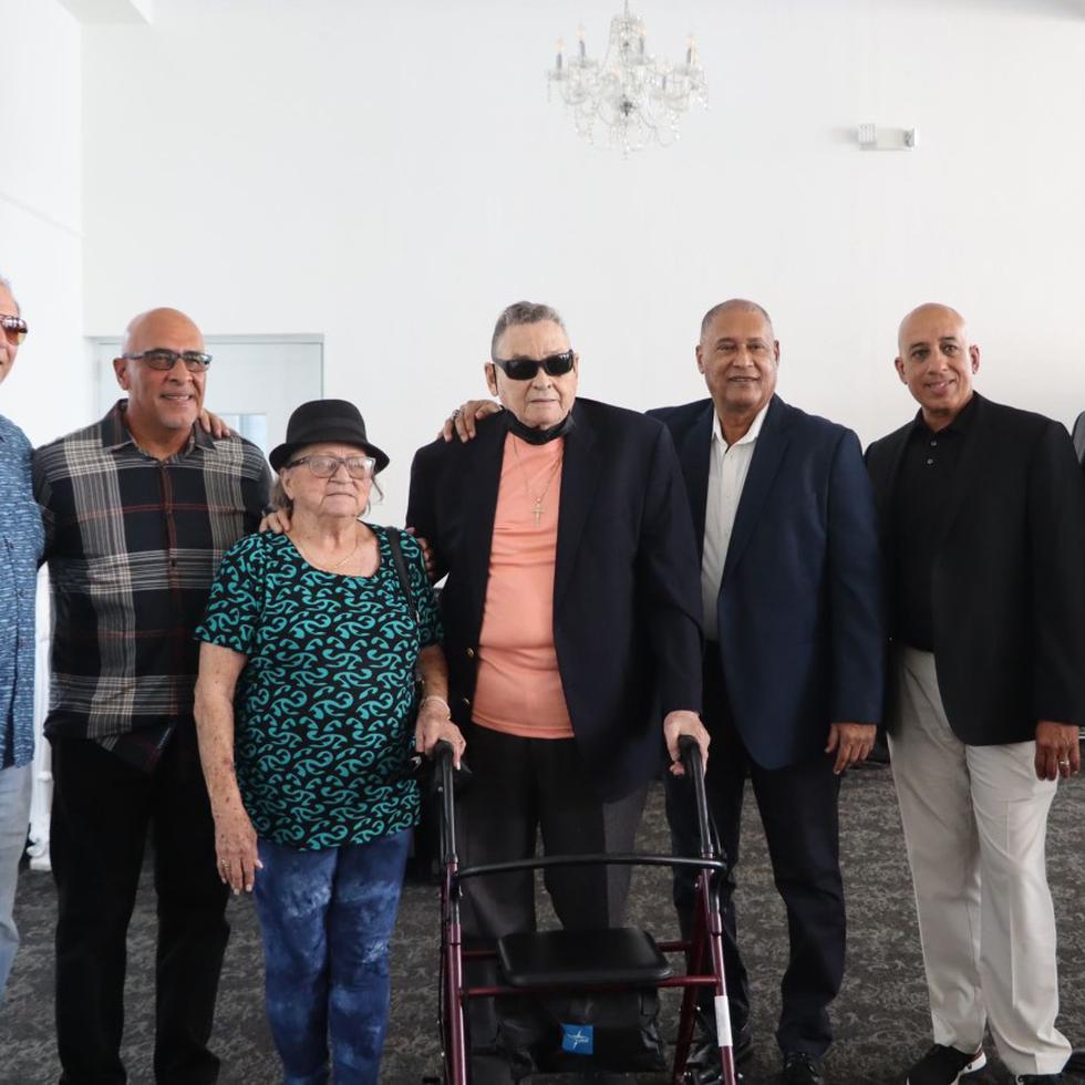 De izquierda a derecha: Mako Oliveras, Edwin Rodríguez, Palillo Santiago y su esposa Edna, Titi Beníquez, Carlos Berroa y Yamil Benítez.