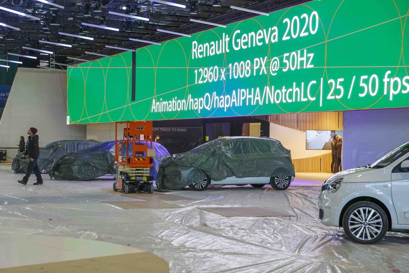 Vista del lugar donde se ultimaban los preparativos para la 90na Feria Internacional del Motor de Ginebra, GIMS, en Palexpo, Ginebra, Suiza, el 28 de febrero de 2020. (Salvatore di Nolfi/Keystone via AP)