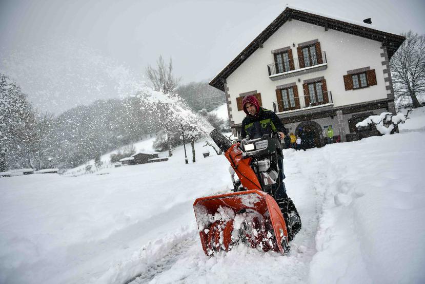 Las nevadas provocaron cortes en carreteras del norte y este de España.  (AP)