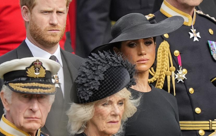 El rey Charles III y Camilla en una misma imagen con el príncipe Harry y Meghan durante el funeral de la reina Elizabeth II.