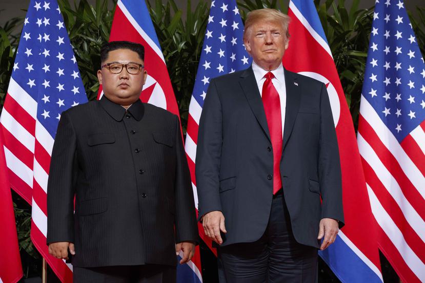 En esta fotografía de archivo del 12 de junio de 2018, el presidente estadounidense Donald Trump, derecha, se reúne con el líder norcoreano Kim Jong Un en la isla de Sentosa, en Singapur. (AP)