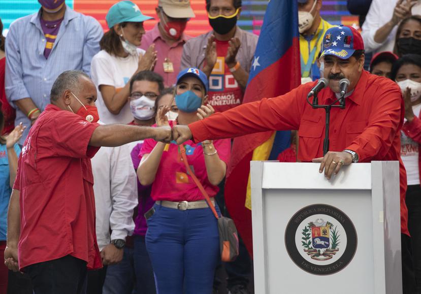 Diosdado Cabello saluda al presidente venezolano Nicolás Maduro durante un discurso de cierre de campaña.